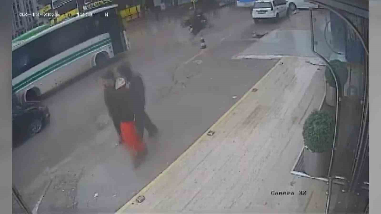 cukura dusen motosikletli otobusun altinda kalmaktan son anda kurtuldu 1 5bIzzlRY