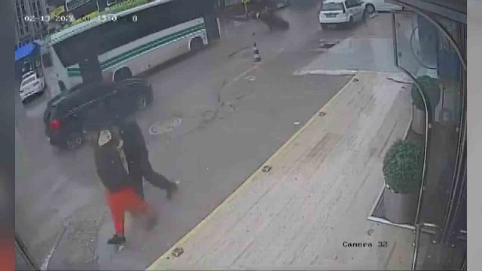 cukura dusen motosikletli otobusun altinda kalmaktan son anda kurtuldu 2 sB4tAdds