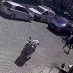 cukurdan-kacmak-icin-yavaslayan-motosikletliyi-boyle-darp-etti-XmhkXHFI.jpg