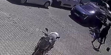 cukurdan-kacmak-icin-yavaslayan-motosikletliyi-boyle-darp-etti-XmhkXHFI.jpg