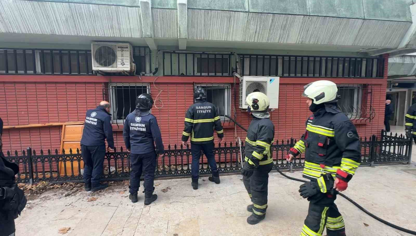 Cuma namazı öncesinde cami çarşısında yangın paniği 4 cuma namazi oncesinde cami carsisinda yangin panigi 0