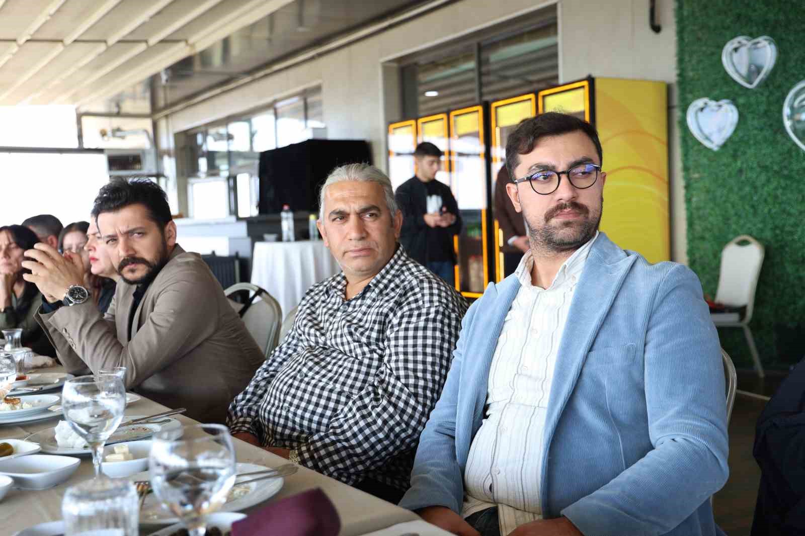cumhurbaskani basdanismani saral kibrisin kaderi turkiyenin kaderidir 4 FFWg1VNX
