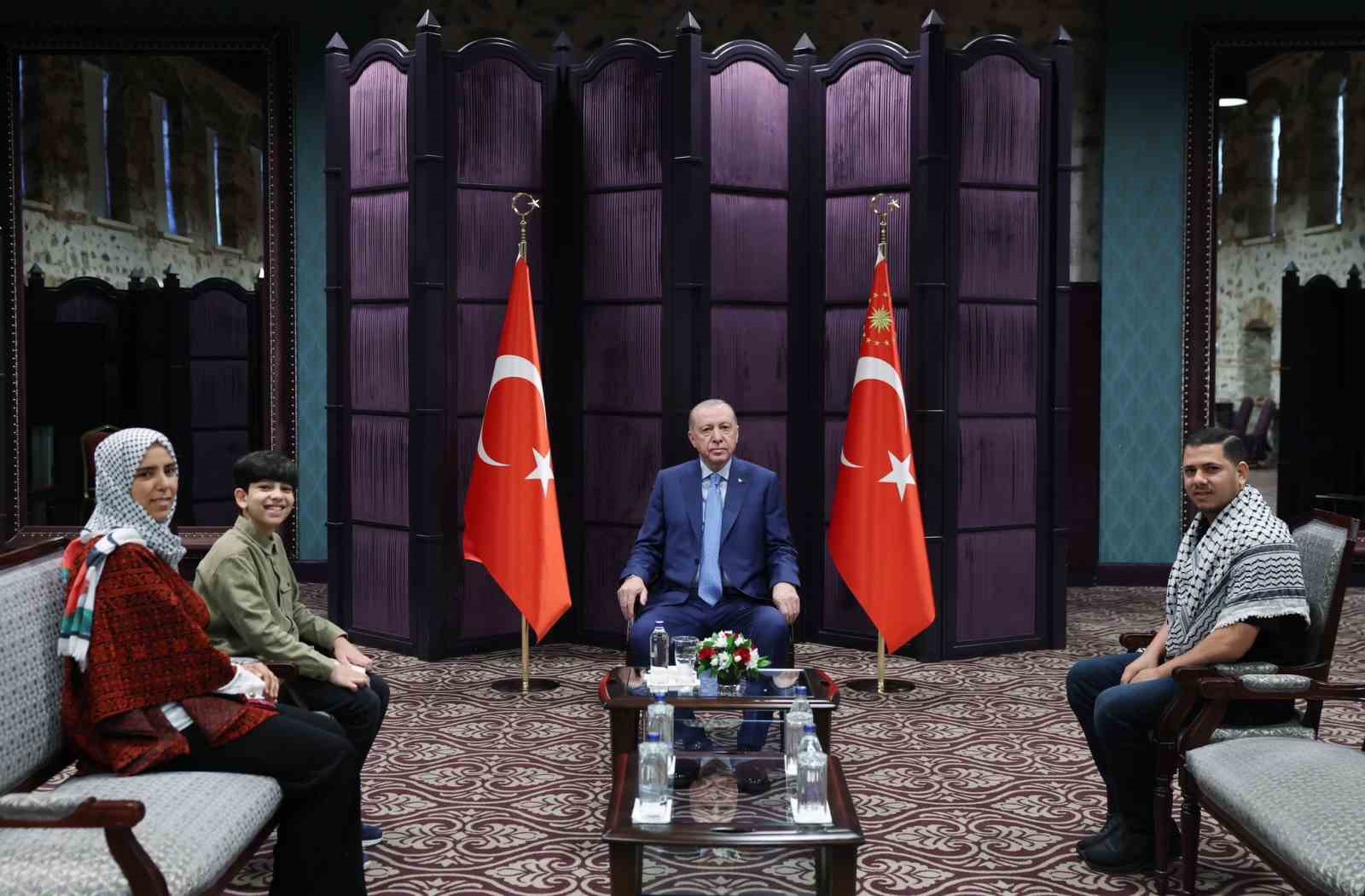 cumhurbaskani erdogan 11 yasindaki gazzeli ramazan ebu cezer ve ailesini kabul etti 0