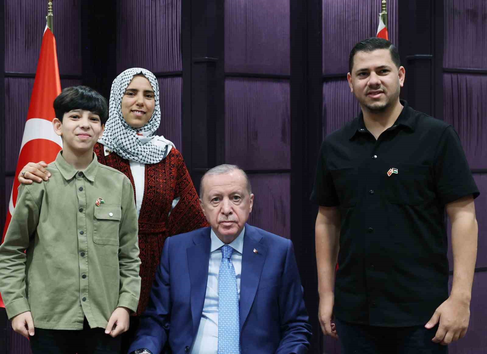 cumhurbaskani erdogan 11 yasindaki gazzeli ramazan ebu cezer ve ailesini kabul etti 1 MlvwvEyT