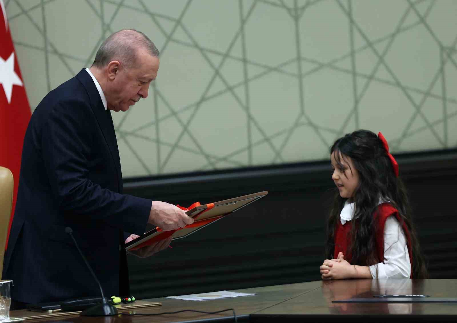 cumhurbaskani erdogan 23 nisanda koltugunu civan borana devretti 11 j92CF49H