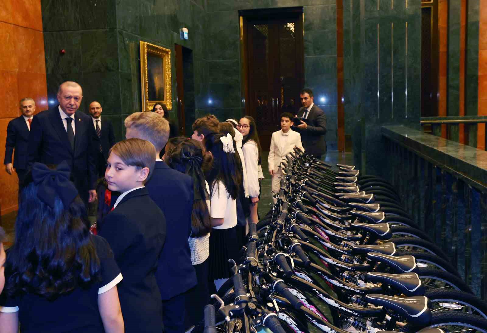 cumhurbaskani erdogan 23 nisanda koltugunu civan borana devretti 4