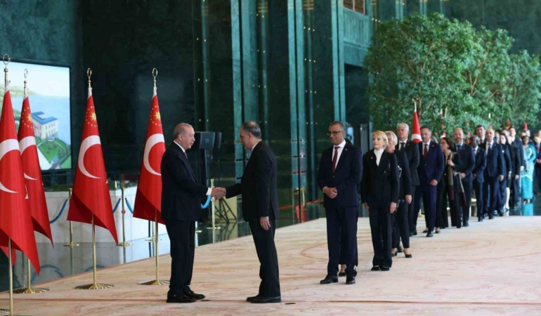 cumhurbaskani-erdogan-29-ekim-cumhuriyet-bayrami-tebriklerini-kabul-etti-XFJ1KhtX.jpg