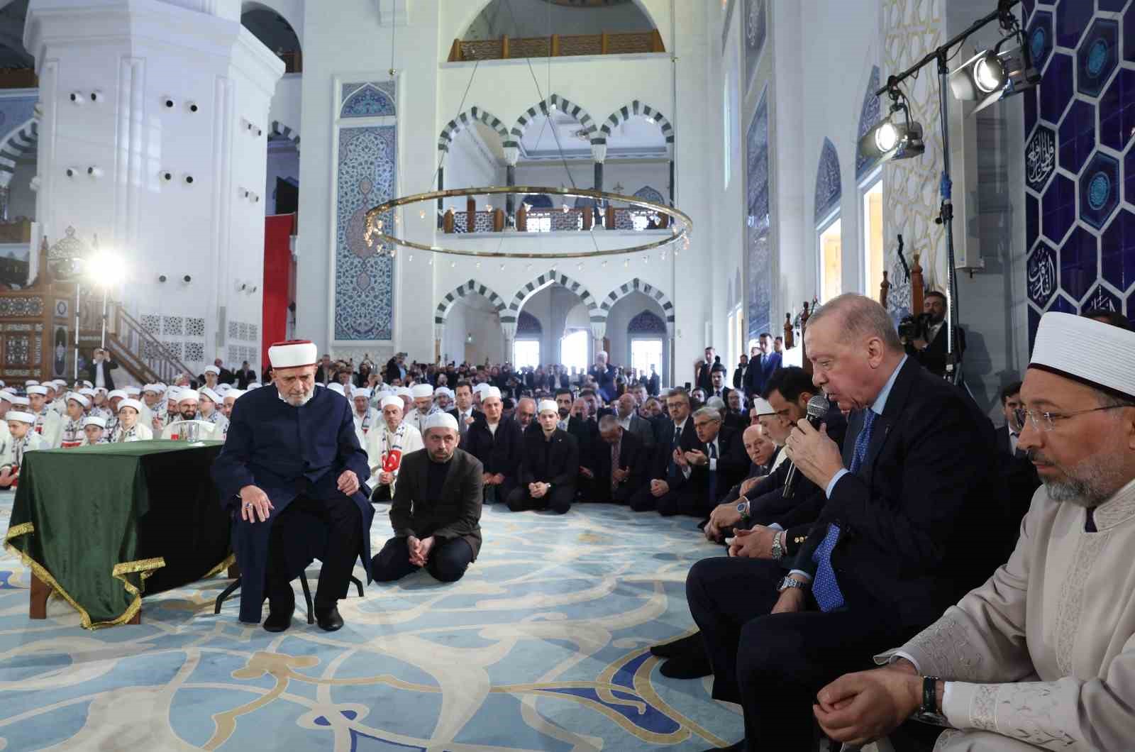 cumhurbaskani erdogan 333 hafizin icazet merasimine katildi 4 gvwMuDXA