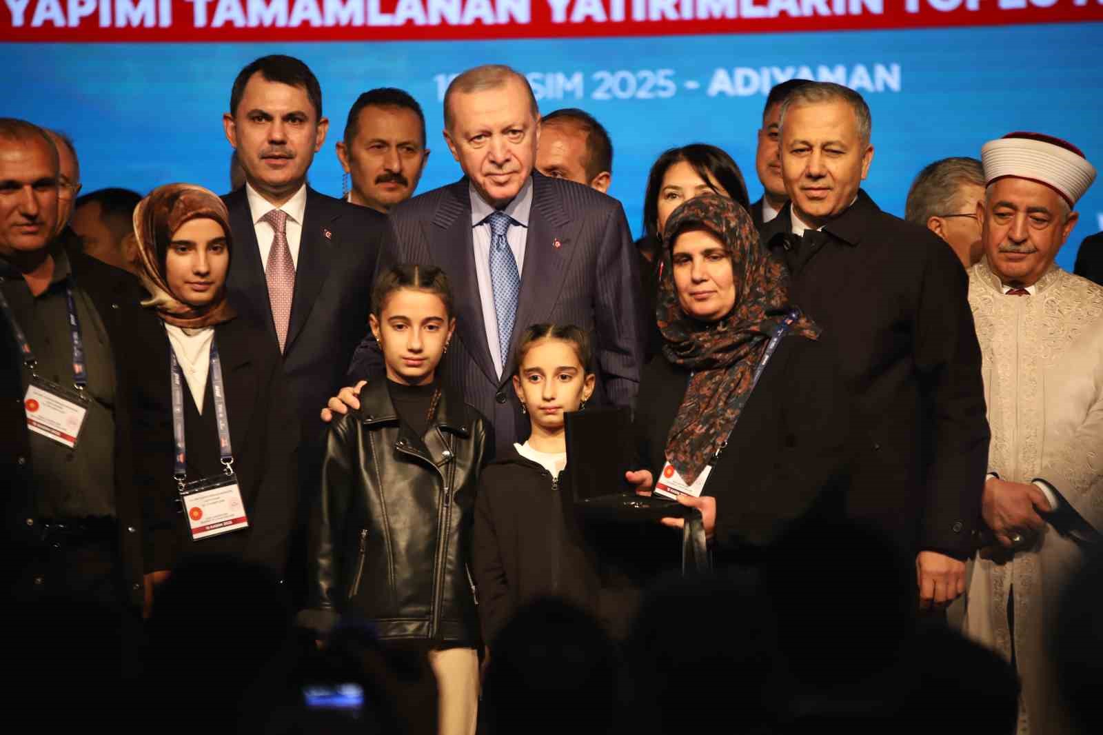 cumhurbaskani erdogan 350 bin 178 bagimsiz bolumun anahtarlarini hak sahibi kardeslerimize takdim etmis oluyoruz