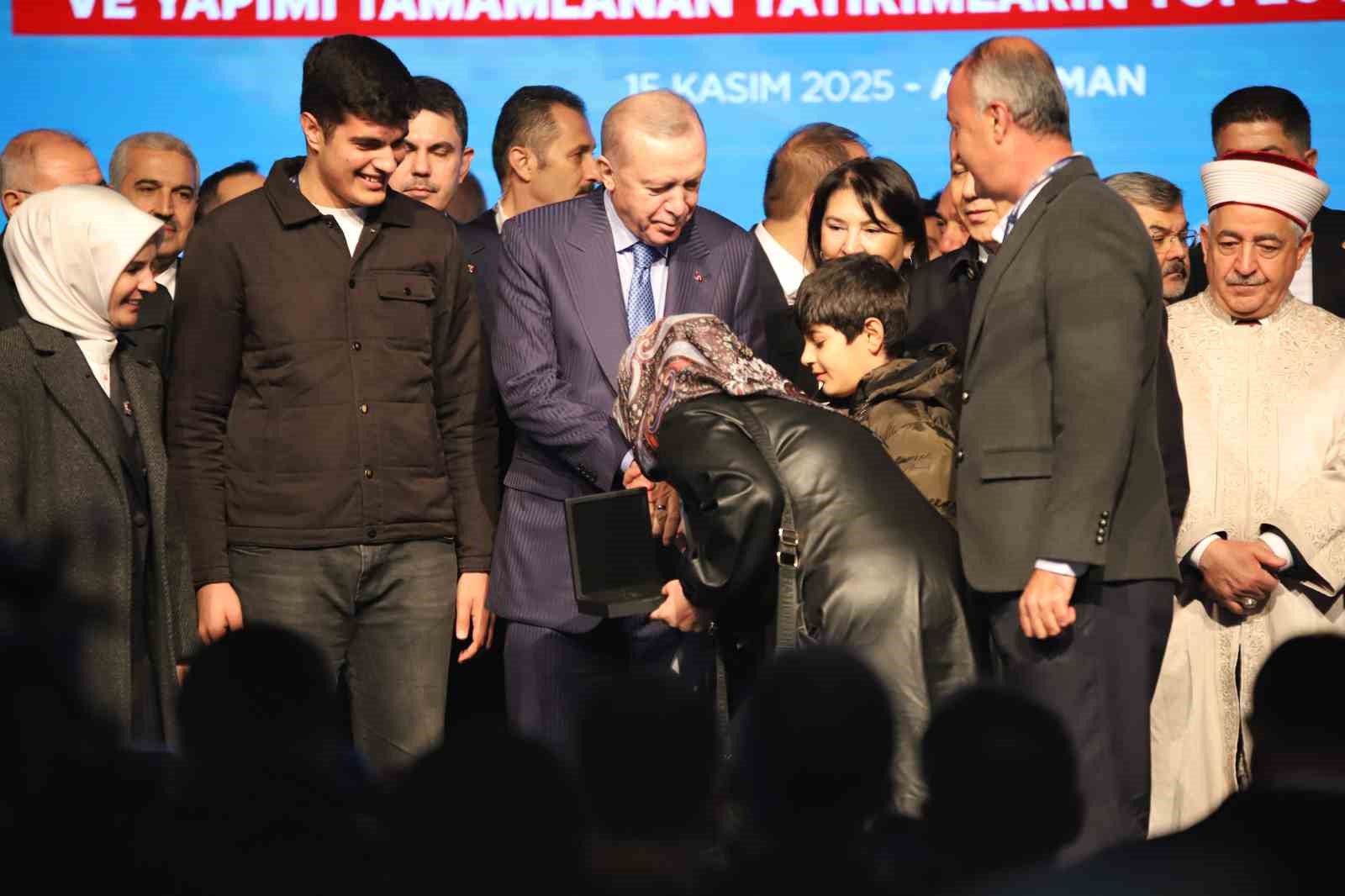 cumhurbaskani erdogan 350 bin 178 bagimsiz bolumun anahtarlarini hak sahibi kardeslerimize takdim etmis oluyoruz Q4YyOf5I