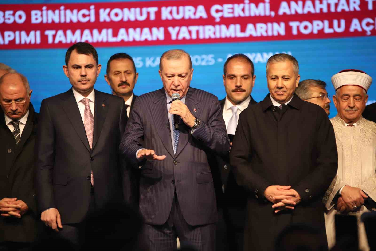 cumhurbaskani erdogan 350 bin 178 bagimsiz bolumun anahtarlarini hak sahibi kardeslerimize takdim etmis oluyoruz t626PVdZ