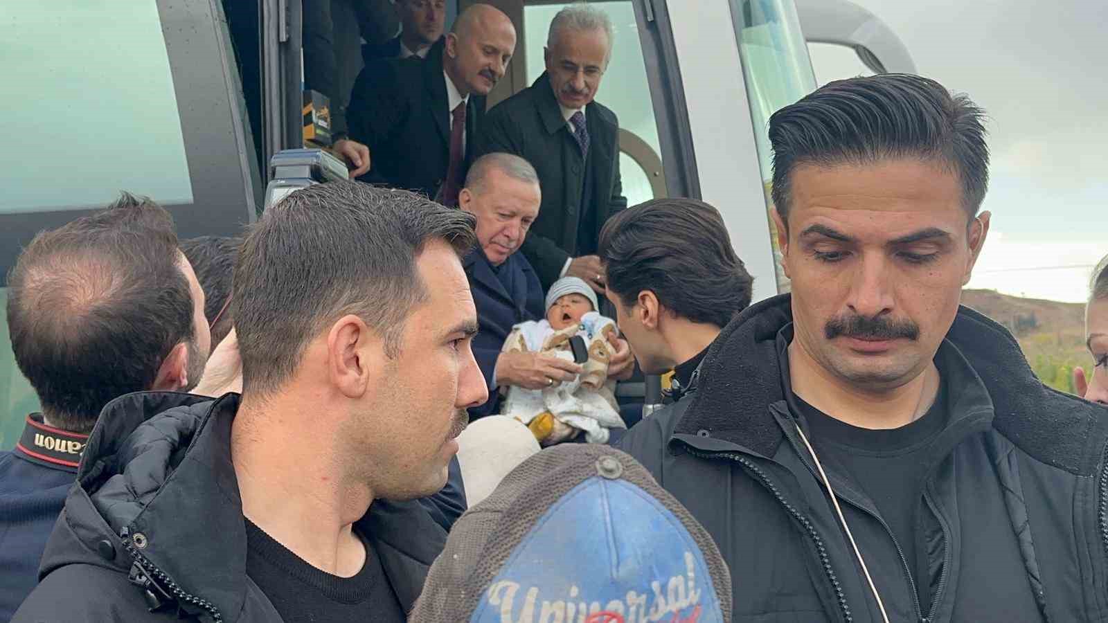 cumhurbaskani erdogan 4 aylik bebegi gorunce konvoyu durdurdu 0 41pdsiA5