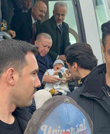 cumhurbaskani-erdogan-4-aylik-bebegi-gorunce-konvoyu-durdurdu-9YKVAYR1.jpg