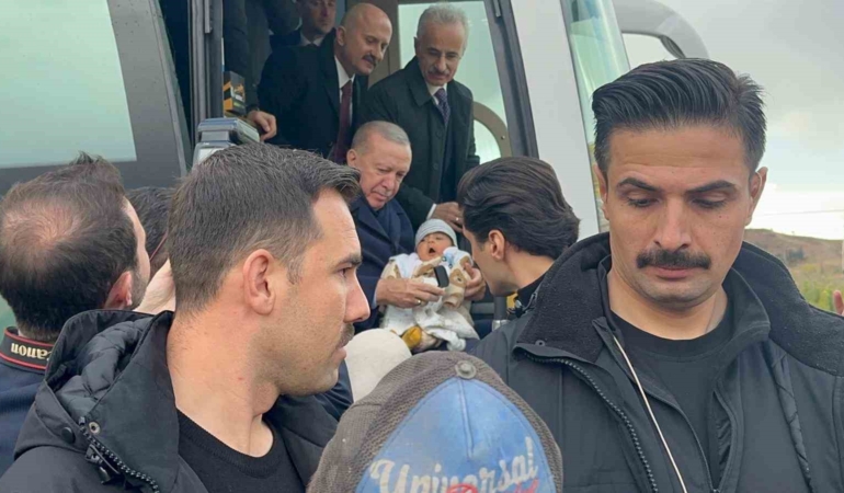 cumhurbaskani-erdogan-4-aylik-bebegi-gorunce-konvoyu-durdurdu-9YKVAYR1.jpg