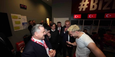 cumhurbaskani-erdogan-a-milli-futbol-takimini-tebrik-etti-uiUnzaBf.jpg