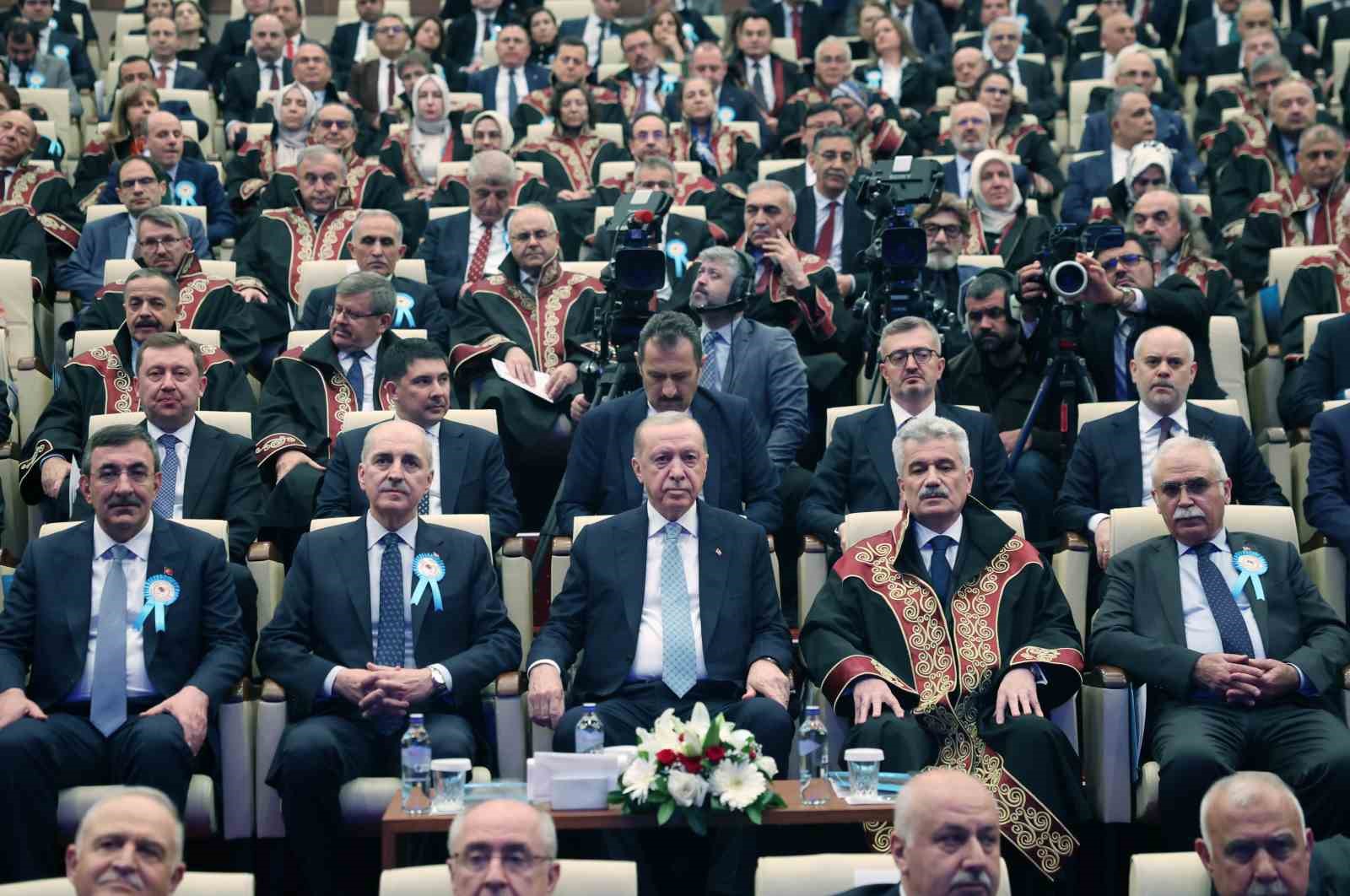 Cumhurbaşkanı Erdoğan: "Anayasayı darbecilerin veya seçkinlerin belirleyip topluma dayattıkları bir çerçeve olmaktan çıkarıp toplumun kendisinin belirleyip devlete deklare ettiği bir metne dönüştürmek zorundayız" 7 cumhurbaskani erdogan anayasayi darbecilerin veya seckinlerin belirleyip topluma dayattiklari bir cerceve olmaktan cikarip toplumun 3j7Ighan