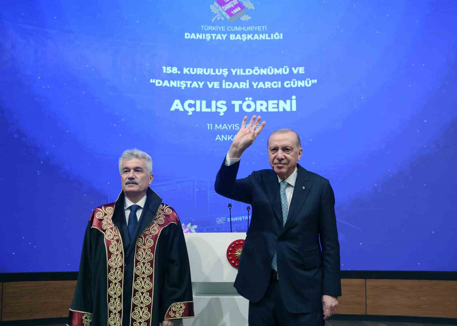 Cumhurbaşkanı Erdoğan: "Anayasayı darbecilerin veya seçkinlerin belirleyip topluma dayattıkları bir çerçeve olmaktan çıkarıp toplumun kendisinin belirleyip devlete deklare ettiği bir metne dönüştürmek zorundayız" 9 cumhurbaskani erdogan anayasayi darbecilerin veya seckinlerin belirleyip topluma dayattiklari bir cerceve olmaktan cikarip toplumun 7hOvaPdD
