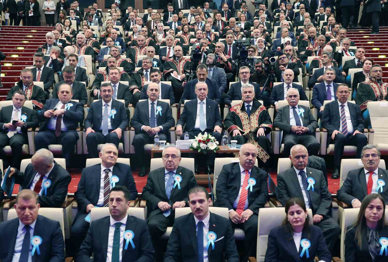 Cumhurbaşkanı Erdoğan: "Anayasayı darbecilerin veya seçkinlerin belirleyip topluma dayattıkları bir çerçeve olmaktan çıkarıp toplumun kendisinin belirleyip devlete deklare ettiği bir metne dönüştürmek zorundayız" 8 cumhurbaskani erdogan anayasayi darbecilerin veya seckinlerin belirleyip topluma dayattiklari bir cerceve olmaktan cikarip toplumun
