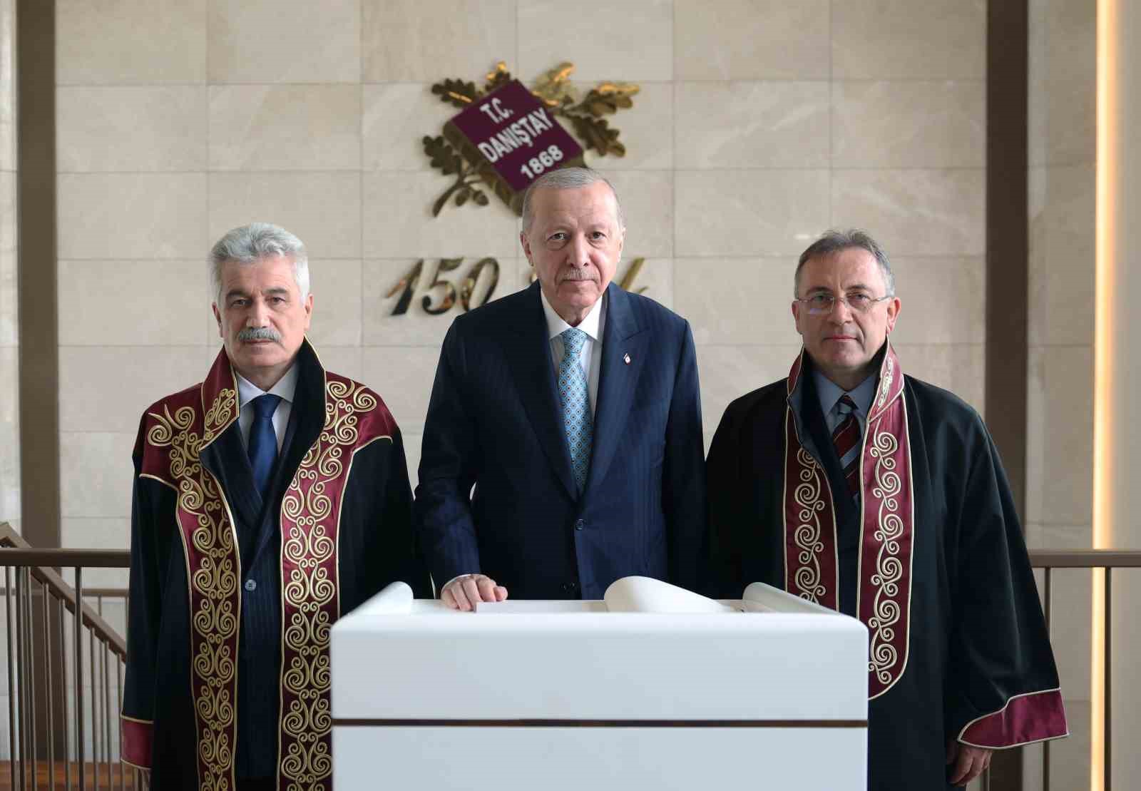 Cumhurbaşkanı Erdoğan: "Anayasayı darbecilerin veya seçkinlerin belirleyip topluma dayattıkları bir çerçeve olmaktan çıkarıp toplumun kendisinin belirleyip devlete deklare ettiği bir metne dönüştürmek zorundayız" 6 cumhurbaskani erdogan anayasayi darbecilerin veya seckinlerin belirleyip topluma dayattiklari bir cerceve olmaktan cikarip toplumun