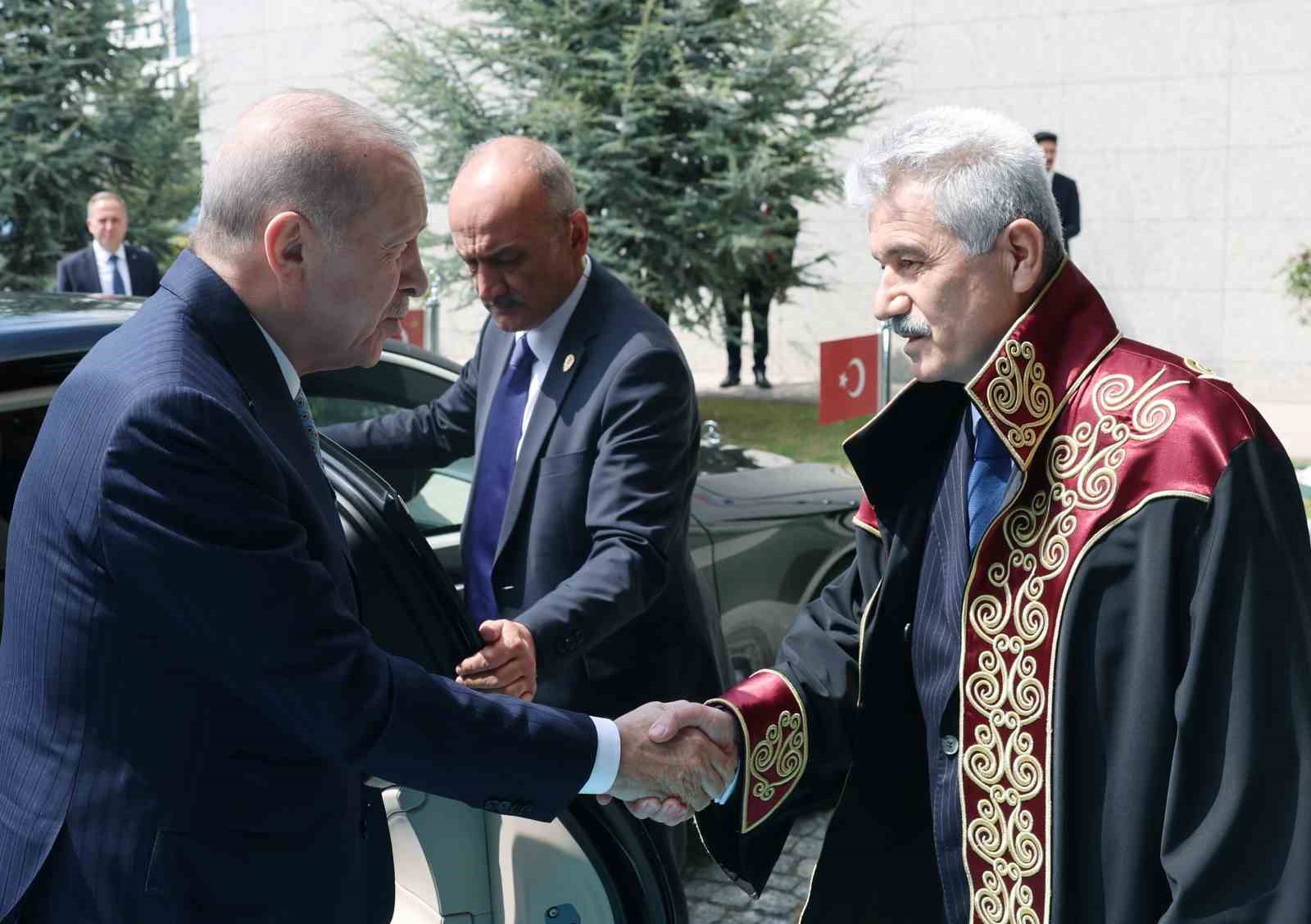 Cumhurbaşkanı Erdoğan: "Anayasayı darbecilerin veya seçkinlerin belirleyip topluma dayattıkları bir çerçeve olmaktan çıkarıp toplumun kendisinin belirleyip devlete deklare ettiği bir metne dönüştürmek zorundayız" 4 cumhurbaskani erdogan anayasayi darbecilerin veya seckinlerin belirleyip topluma dayattiklari bir cerceve olmaktan cikarip toplumun PEeSWYKv