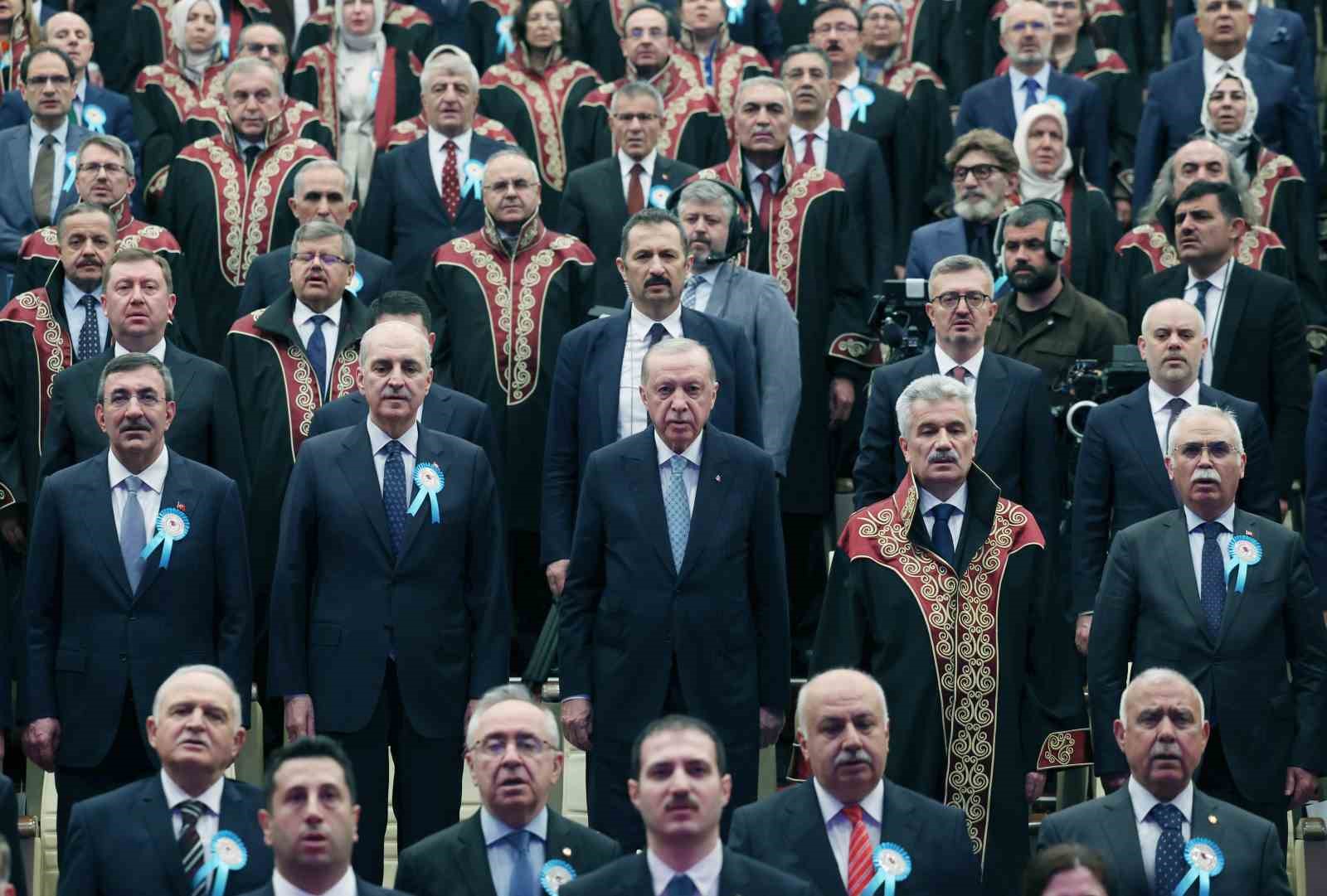 Cumhurbaşkanı Erdoğan: "Anayasayı darbecilerin veya seçkinlerin belirleyip topluma dayattıkları bir çerçeve olmaktan çıkarıp toplumun kendisinin belirleyip devlete deklare ettiği bir metne dönüştürmek zorundayız" 10 cumhurbaskani erdogan anayasayi darbecilerin veya seckinlerin belirleyip topluma dayattiklari bir cerceve olmaktan cikarip toplumun PK4uQLty