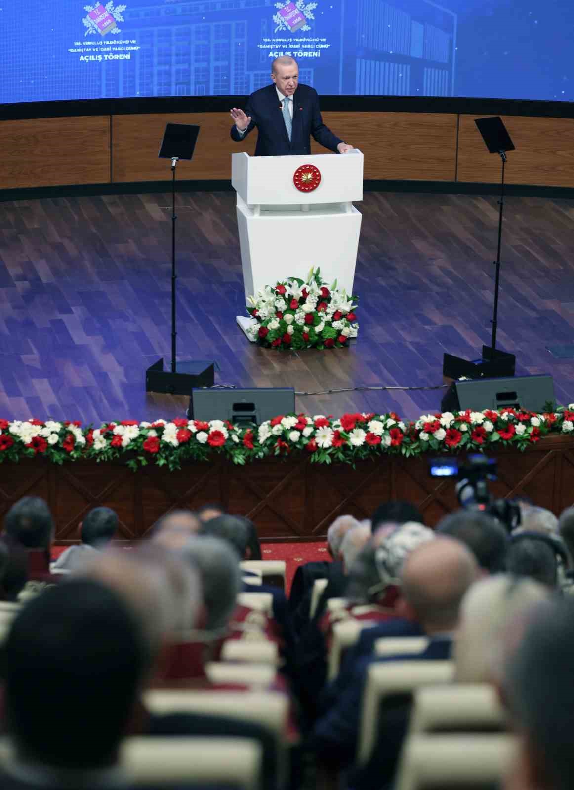 Cumhurbaşkanı Erdoğan: "Anayasayı darbecilerin veya seçkinlerin belirleyip topluma dayattıkları bir çerçeve olmaktan çıkarıp toplumun kendisinin belirleyip devlete deklare ettiği bir metne dönüştürmek zorundayız" 15 cumhurbaskani erdogan anayasayi darbecilerin veya seckinlerin belirleyip topluma dayattiklari bir cerceve olmaktan cikarip toplumun UXdP6GXI
