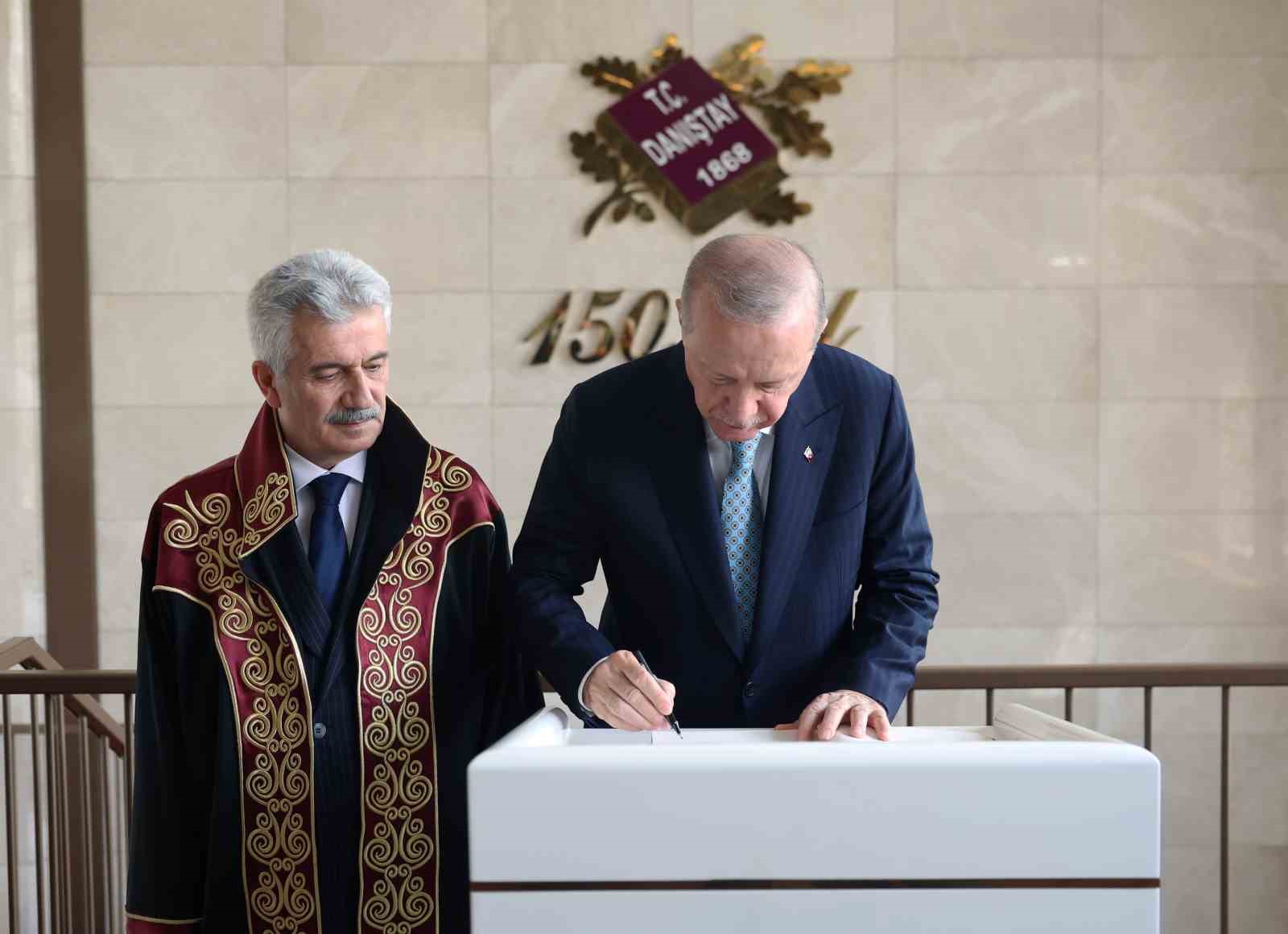 Cumhurbaşkanı Erdoğan: "Anayasayı darbecilerin veya seçkinlerin belirleyip topluma dayattıkları bir çerçeve olmaktan çıkarıp toplumun kendisinin belirleyip devlete deklare ettiği bir metne dönüştürmek zorundayız" 5 cumhurbaskani erdogan anayasayi darbecilerin veya seckinlerin belirleyip topluma dayattiklari bir cerceve olmaktan cikarip toplumun afrDBTnY
