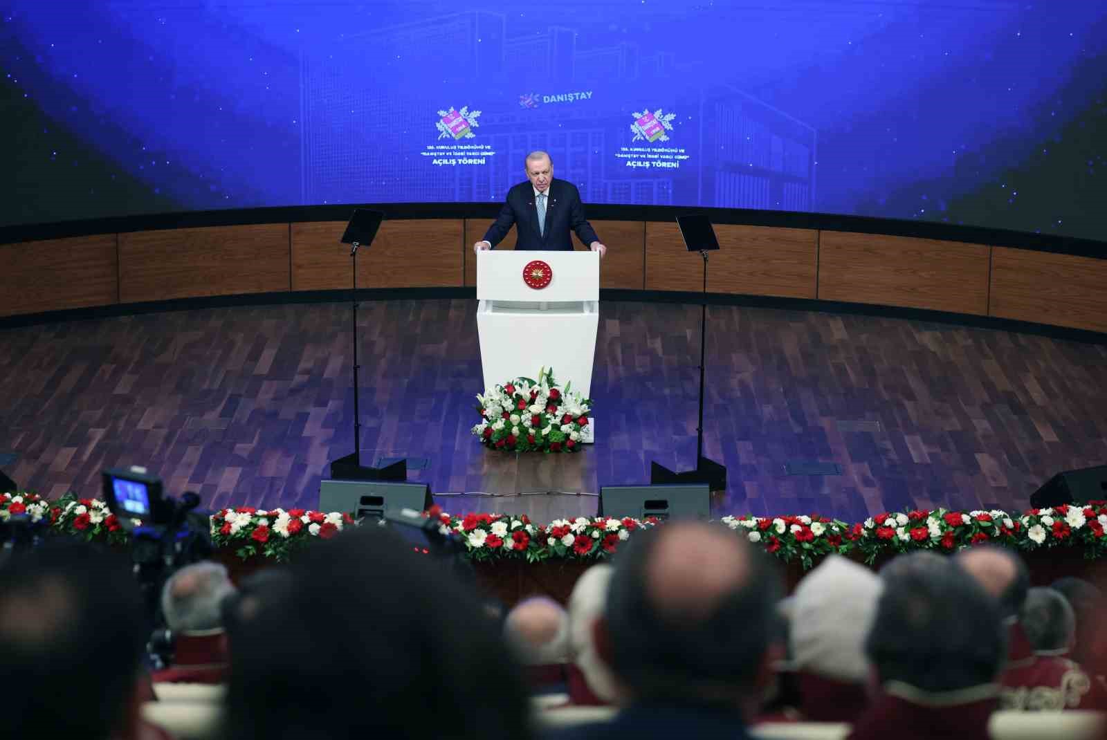 Cumhurbaşkanı Erdoğan: "Anayasayı darbecilerin veya seçkinlerin belirleyip topluma dayattıkları bir çerçeve olmaktan çıkarıp toplumun kendisinin belirleyip devlete deklare ettiği bir metne dönüştürmek zorundayız" 11 cumhurbaskani erdogan anayasayi darbecilerin veya seckinlerin belirleyip topluma dayattiklari bir cerceve olmaktan cikarip toplumun bsPXe6aS