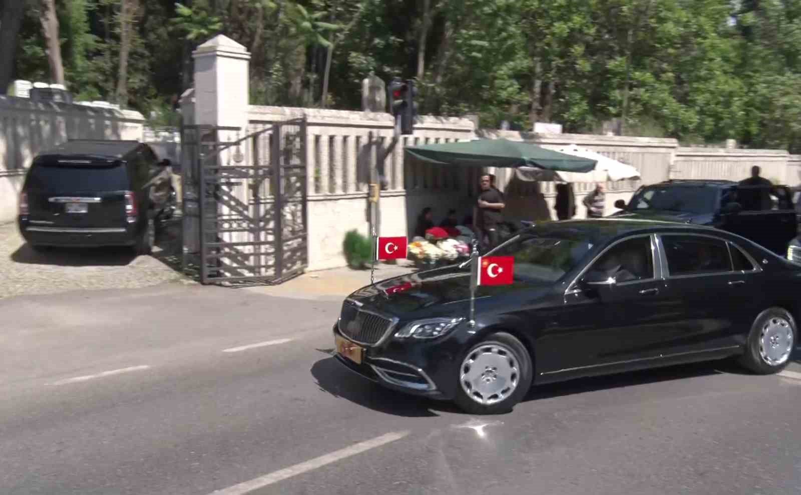 cumhurbaskani erdogan anne ve babasinin kabirlerini ziyaret etti 1