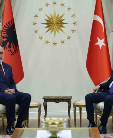 cumhurbaskani-erdogan-arnavutluk-basbakani-edi-rama-ile-gorustu-Hcib6rv1.jpg