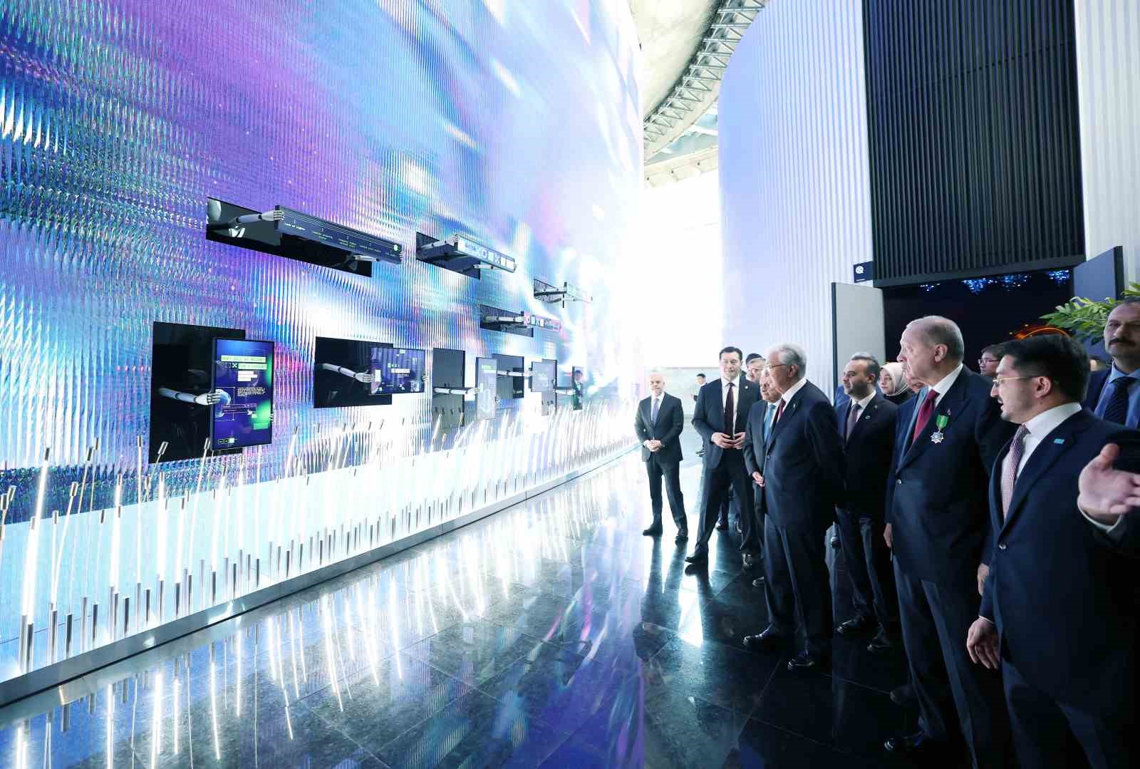 Cumhurbaşkanı Erdoğan, Astana’da Alem.AI Yapay Zeka Merkezi’ni ziyaret etti 5 cumhurbaskani erdogan astanada alemai yapay zeka merkezini ziyaret etti 1 3gqkiw8F