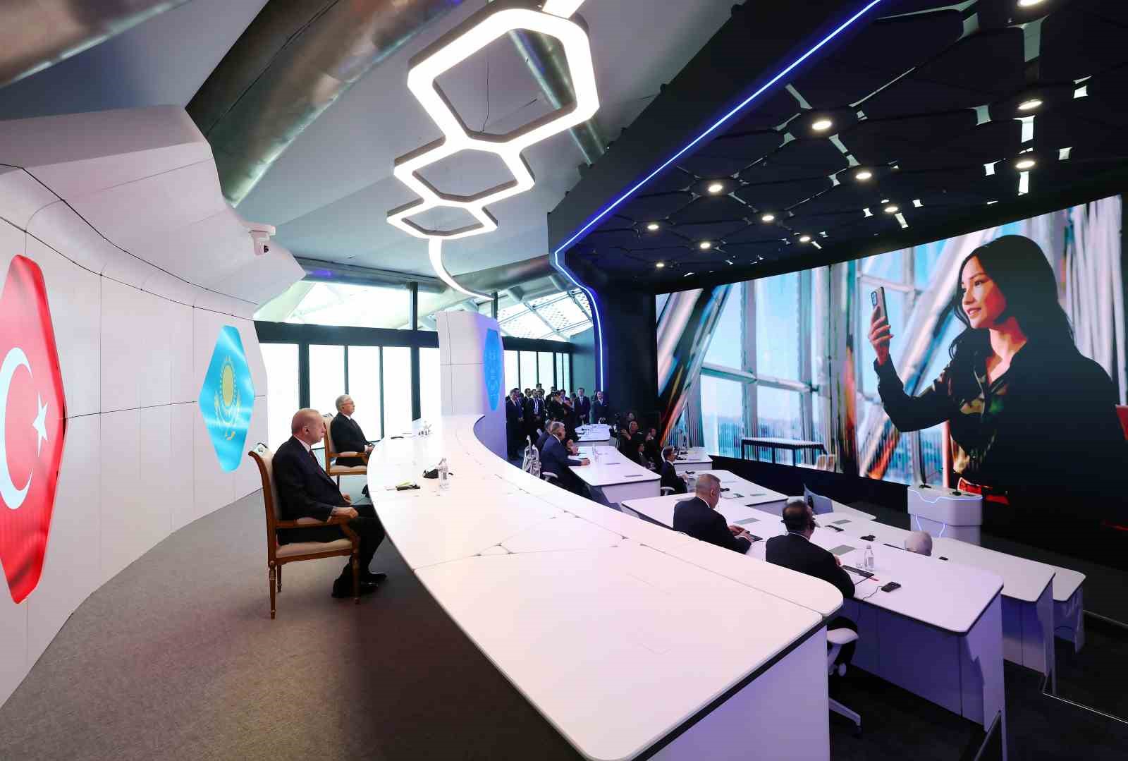 Cumhurbaşkanı Erdoğan, Astana’da Alem.AI Yapay Zeka Merkezi’ni ziyaret etti 6 cumhurbaskani erdogan astanada alemai yapay zeka merkezini ziyaret etti 2 ibUtbX1f