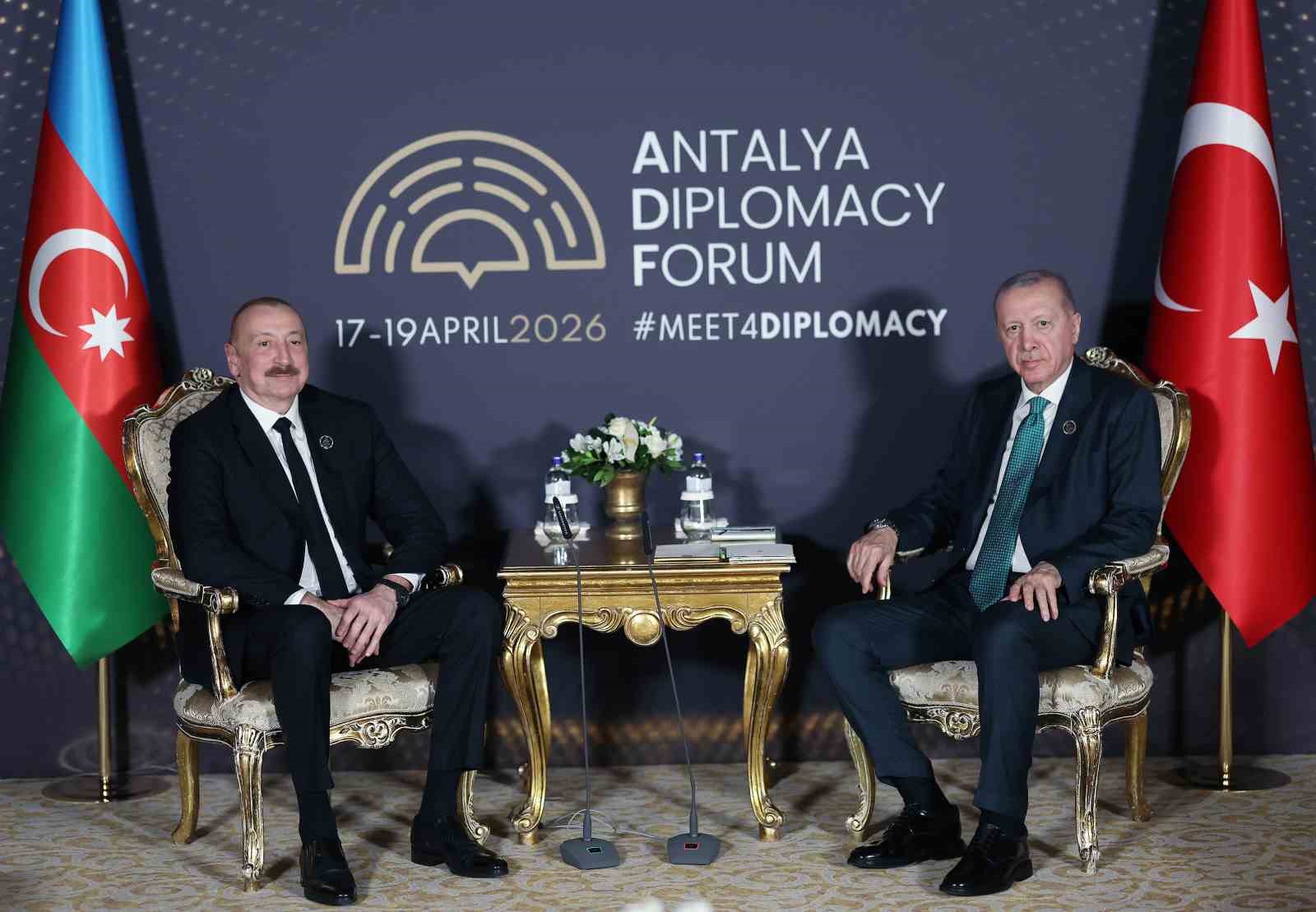 cumhurbaskani erdogan azerbaycan cumhurbaskani aliyev ile bir araya geldi 2 f1Ofd4WR