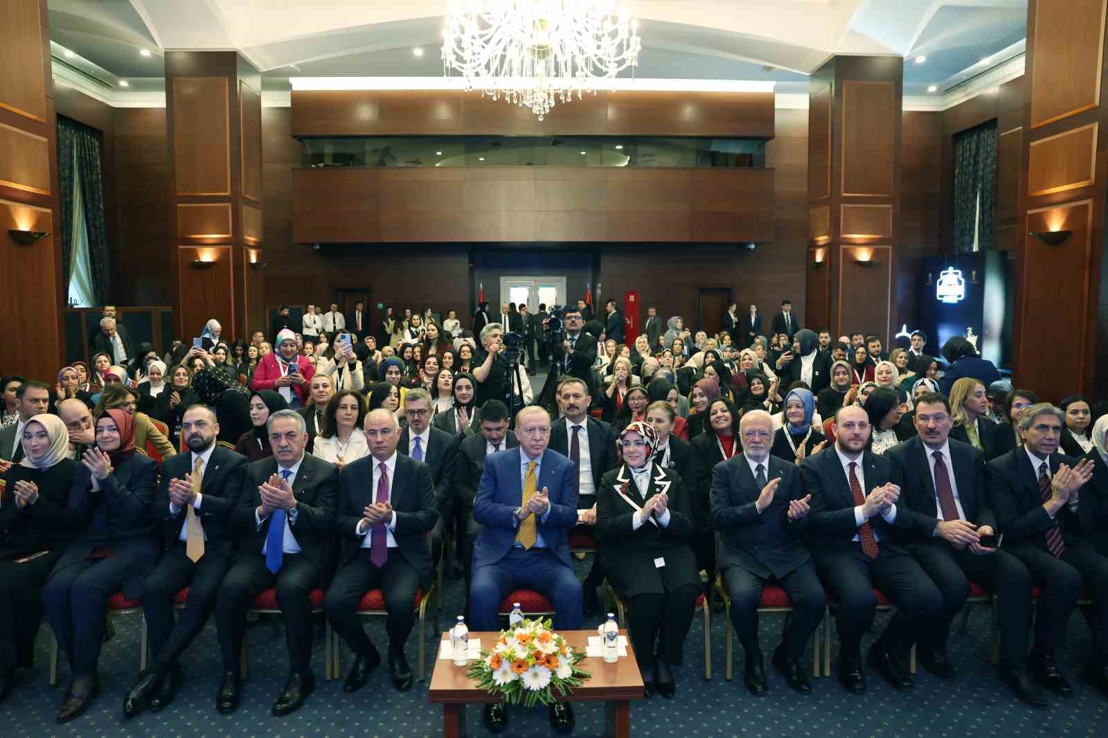 cumhurbaskani erdogan bagimliliga karsi aileyi guclendiren politikalar konulu ideathon yarismasinin final programina katildi 2 YPwXZjFb