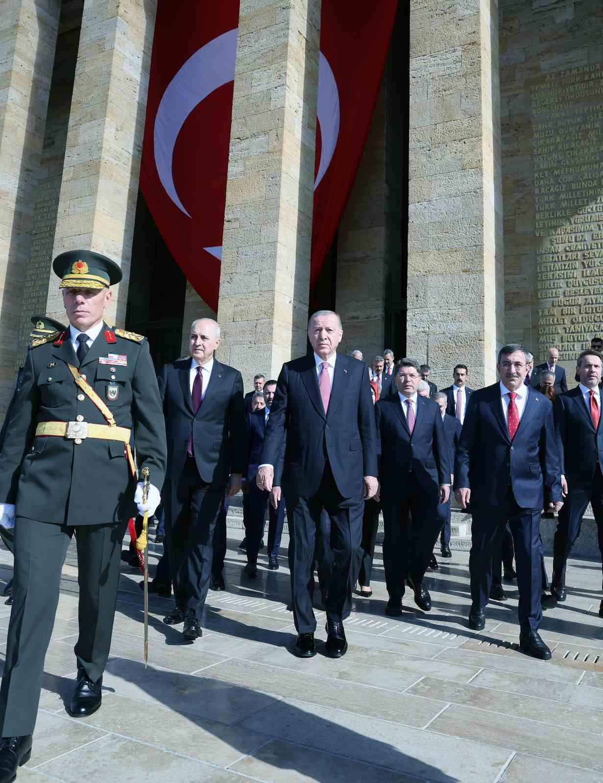cumhurbaskani erdogan baskanligindaki devlet erkani anitkabiri ziyaret etti 12