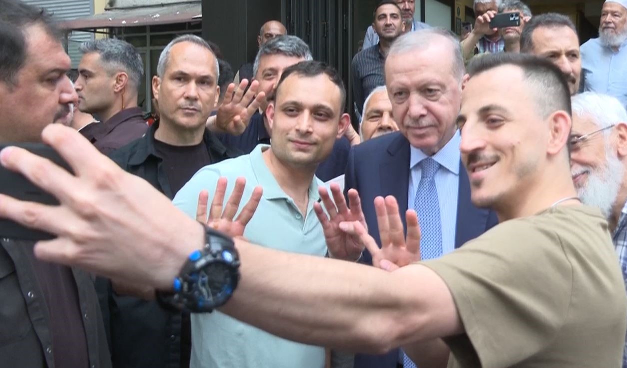 cumhurbaskani erdogan beyoglunda vatandaslarla bulustu 0 sJ6rIYAS