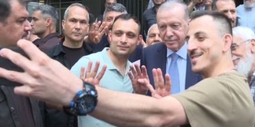 cumhurbaskani-erdogan-beyoglunda-vatandaslarla-bulustu-JUNrQ7bp.jpg