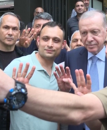 cumhurbaskani-erdogan-beyoglunda-vatandaslarla-bulustu-JUNrQ7bp.jpg