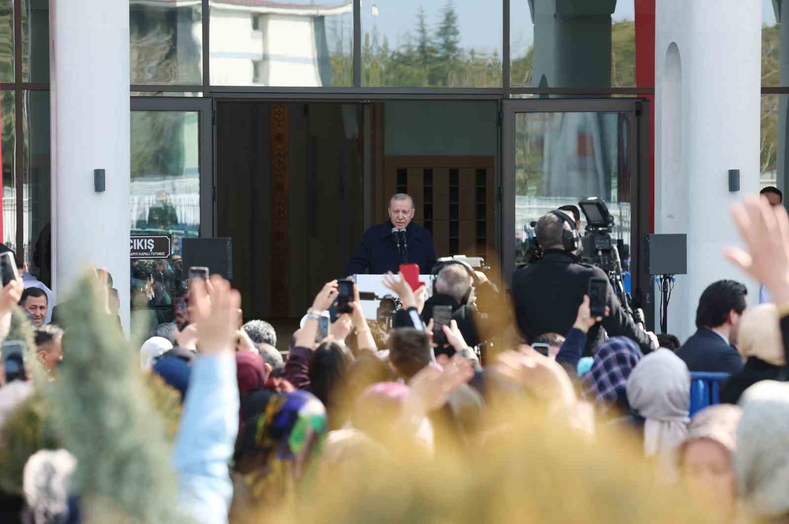Cumhurbaşkanı Erdoğan: "Birileri bizi ruh köklerimizden koparmak istese de milli ve manevi kimliğimize sahip çıkmaya devam edeceğiz" 9 cumhurbaskani erdogan birileri bizi ruh koklerimizden koparmak istese de milli ve manevi kimligimize sahip C3Orinfl