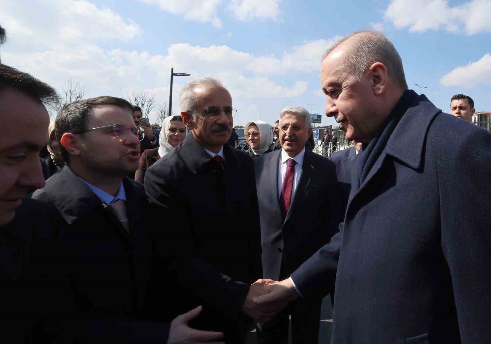 Cumhurbaşkanı Erdoğan: "Birileri bizi ruh köklerimizden koparmak istese de milli ve manevi kimliğimize sahip çıkmaya devam edeceğiz" 4 cumhurbaskani erdogan birileri bizi ruh koklerimizden koparmak istese de milli ve manevi kimligimize sahip HdhrYn6H
