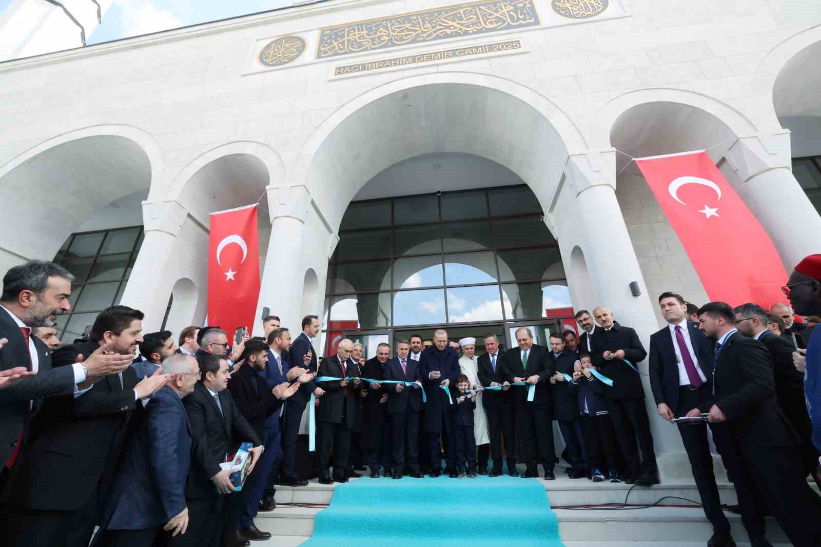 Cumhurbaşkanı Erdoğan: "Birileri bizi ruh köklerimizden koparmak istese de milli ve manevi kimliğimize sahip çıkmaya devam edeceğiz" 8 cumhurbaskani erdogan birileri bizi ruh koklerimizden koparmak istese de milli ve manevi kimligimize sahip RVG1DajZ