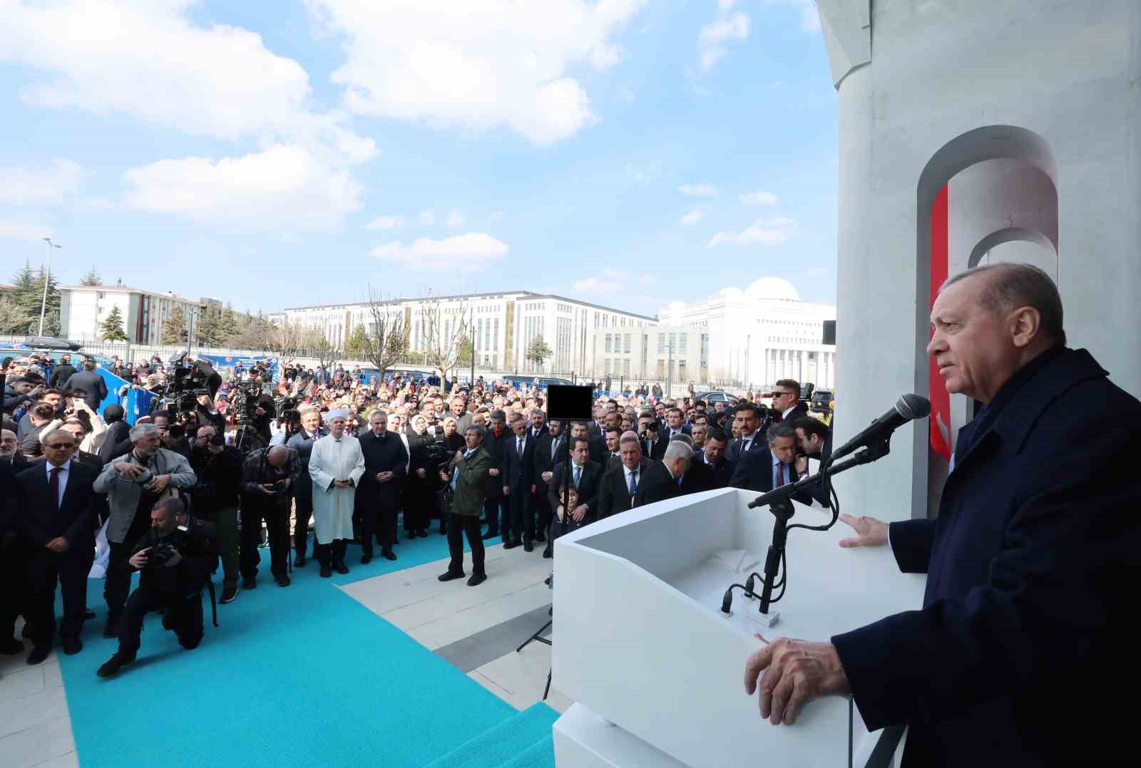 Cumhurbaşkanı Erdoğan: "Birileri bizi ruh köklerimizden koparmak istese de milli ve manevi kimliğimize sahip çıkmaya devam edeceğiz" 5 cumhurbaskani erdogan birileri bizi ruh koklerimizden koparmak istese de milli ve manevi kimligimize sahip YXATzY9E
