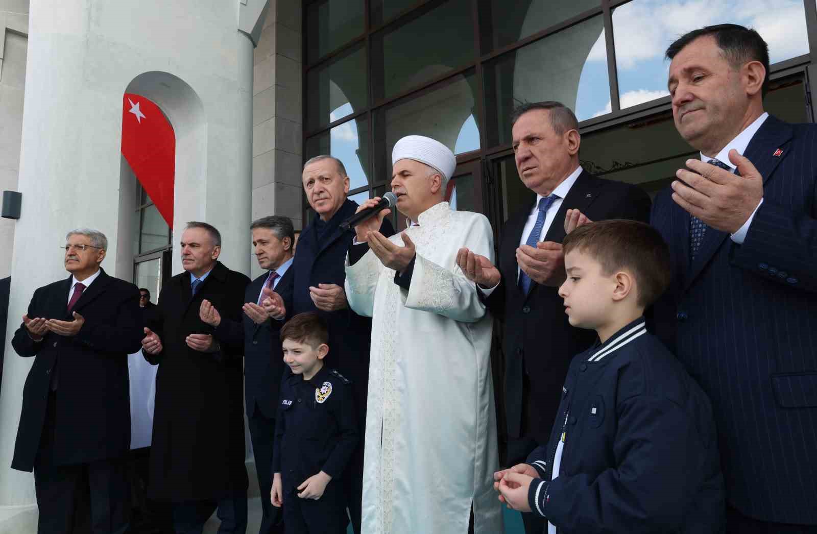 Cumhurbaşkanı Erdoğan: "Birileri bizi ruh köklerimizden koparmak istese de milli ve manevi kimliğimize sahip çıkmaya devam edeceğiz" 7 cumhurbaskani erdogan birileri bizi ruh koklerimizden koparmak istese de milli ve manevi kimligimize sahip eBg64thB