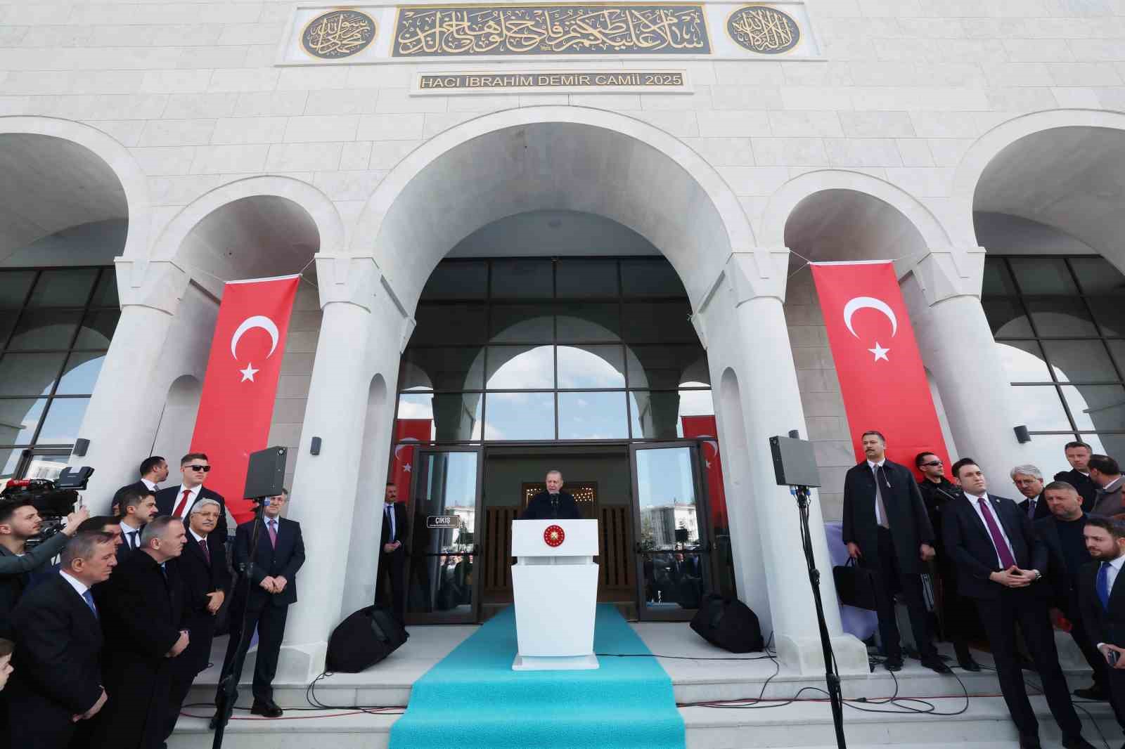 Cumhurbaşkanı Erdoğan: "Birileri bizi ruh köklerimizden koparmak istese de milli ve manevi kimliğimize sahip çıkmaya devam edeceğiz" 6 cumhurbaskani erdogan birileri bizi ruh koklerimizden koparmak istese de milli ve manevi kimligimize sahip nntDRp74
