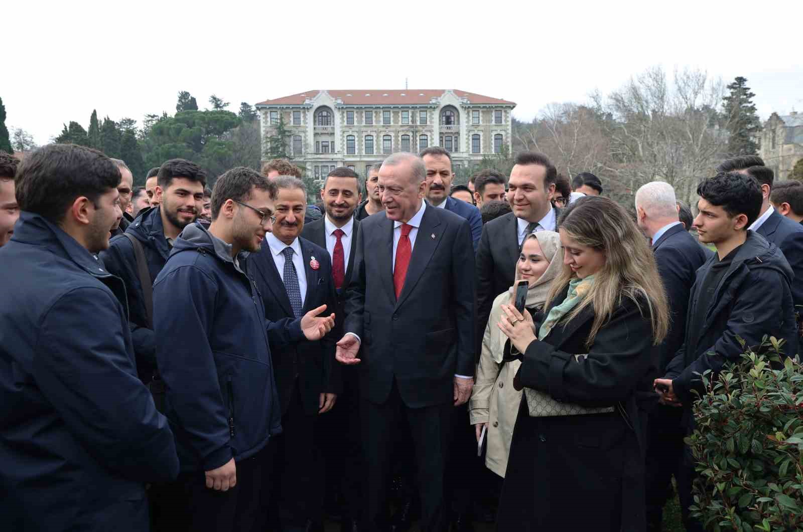 cumhurbaskani erdogan bogazici universiteli ogrencilerle kampuste yurudu 0 MlDFKl3X