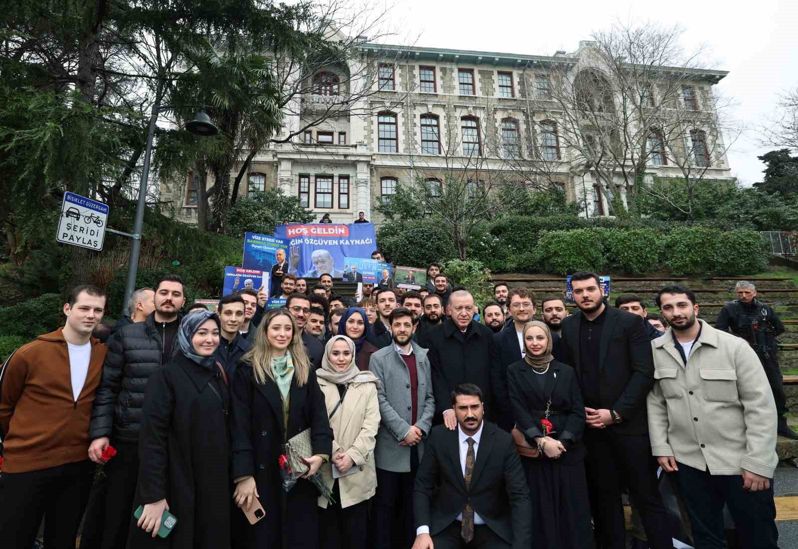 cumhurbaskani erdogan bogazici universiteli ogrencilerle kampuste yurudu 2 IkTw5zdu