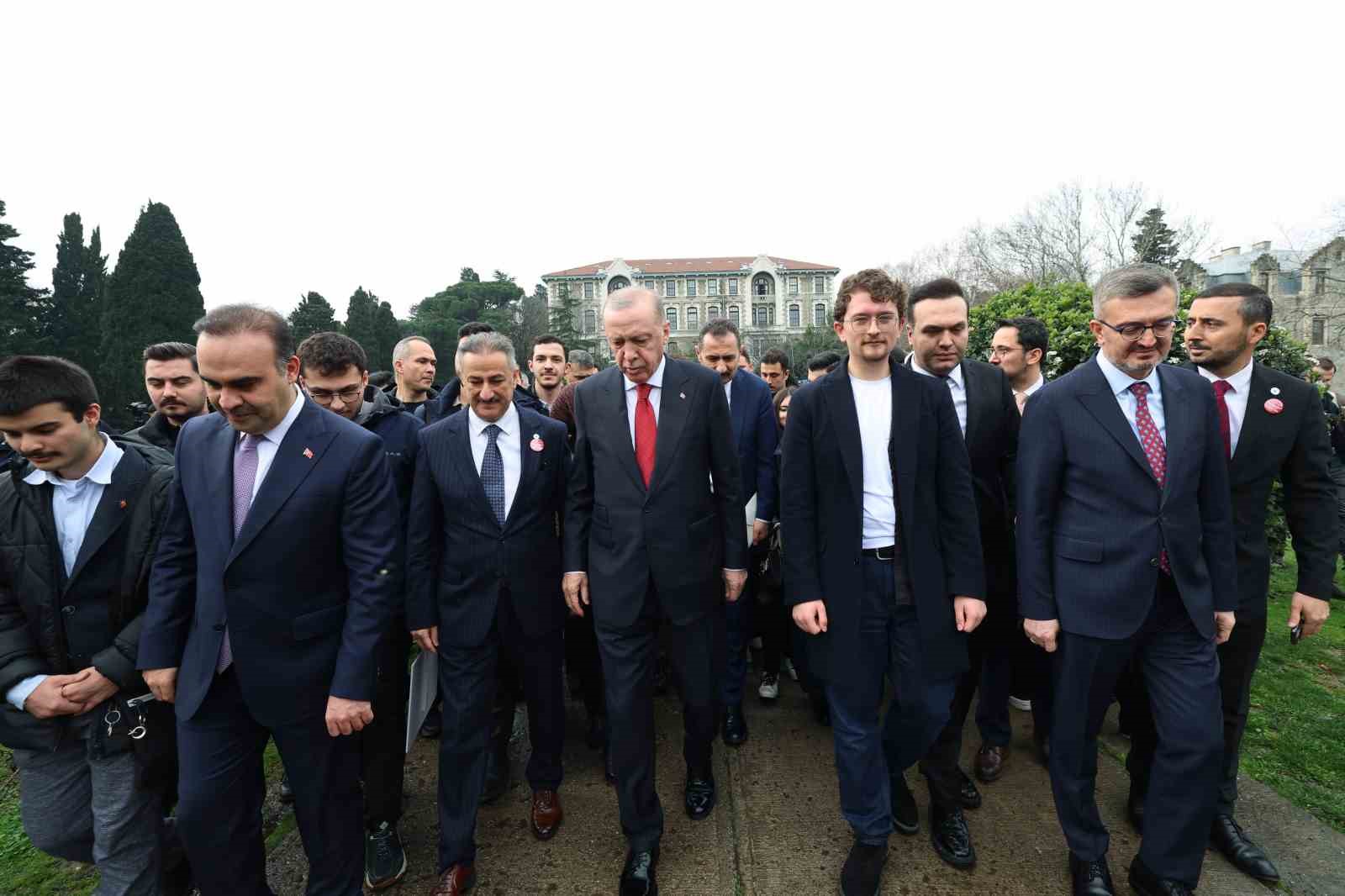 cumhurbaskani erdogan bogazici universiteli ogrencilerle kampuste yurudu 3 Un4Mzstv