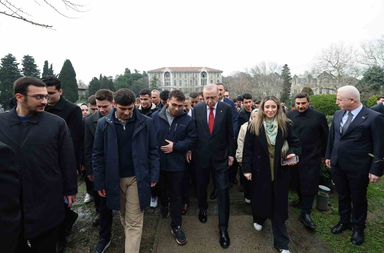 cumhurbaskani erdogan bogazici universiteli ogrencilerle kampuste yurudu 4