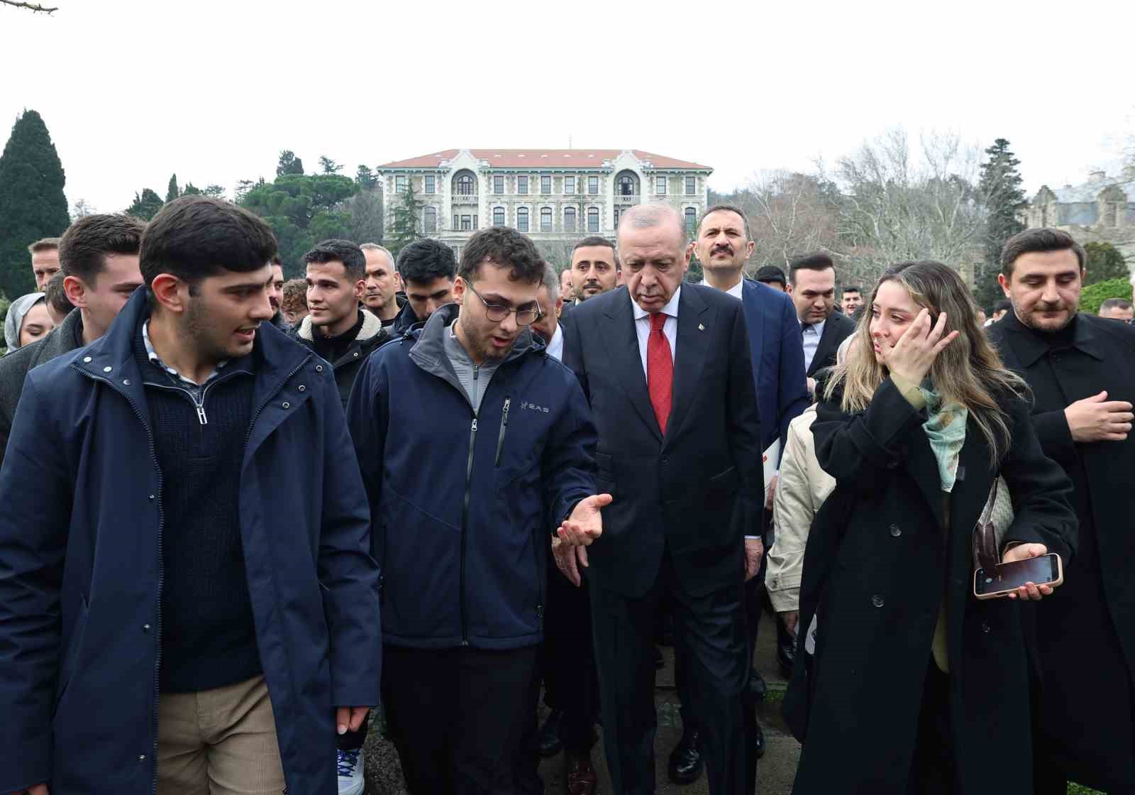 cumhurbaskani erdogan bogazici universiteli ogrencilerle kampuste yurudu 5 gahU7Cvn