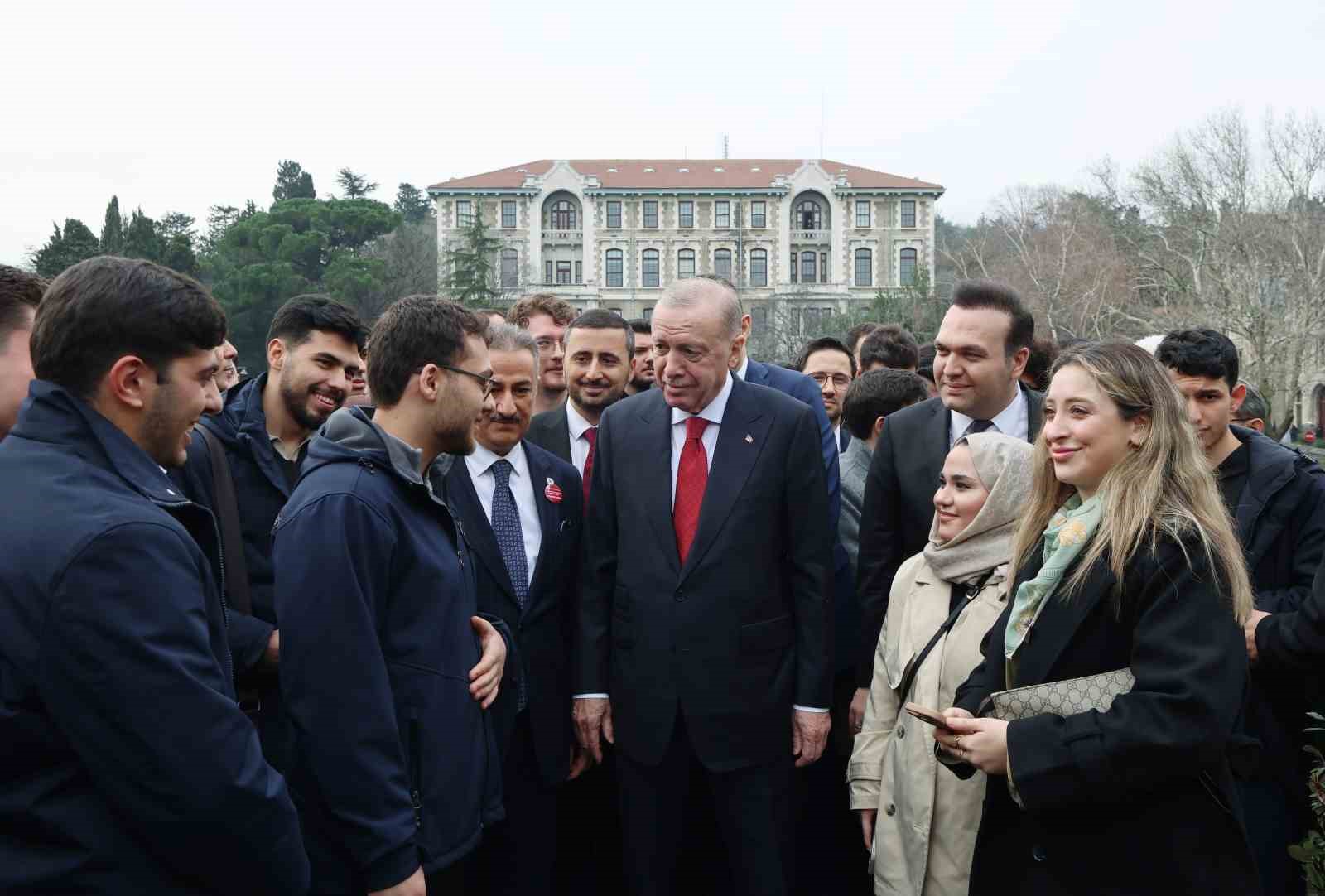 cumhurbaskani erdogan bogazici universiteli ogrencilerle kampuste yurudu 6 Gf7418wO